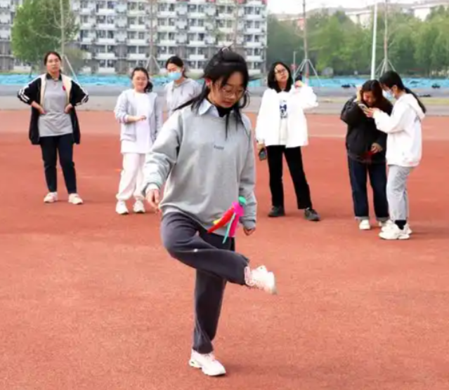 逐渐转向柔性引导激起学生内生动力一起更要守住安全的底线 逐渐转向柔性引导激起学生内生动力一起更要守住安全的底线