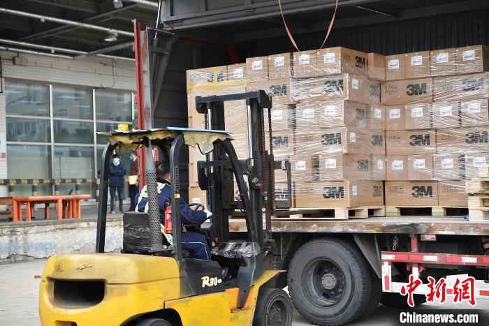 50万只口罩准备运抵首尔。东航供图 有谊无“疫”!东航紧急把上海市捐赠韩国大邱、庆北地区的50万只口罩运至首尔