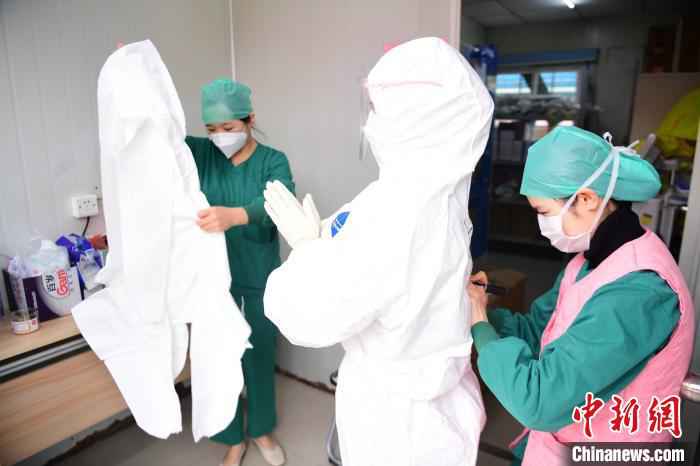 中山大学附属第七医院发热门诊的护士穿防护服上岗。 陈文 摄 深圳设首个防控疫情留观转院区