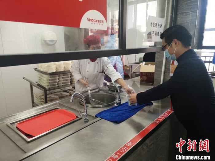 长沙一企业员工领取预防中药汤剂。 刘曼 摄 湖南逾八成县市区为低风险等级 专家提醒防控仍不能放松