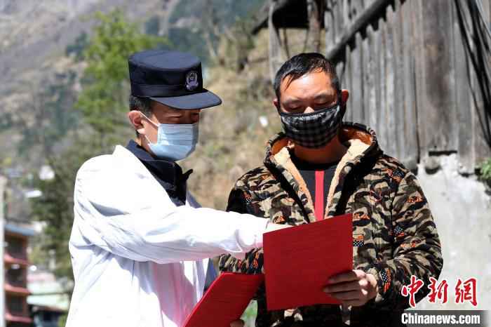 图为边检站民警为口岸民众宣传卫生防疫知识。 罗兴伟 摄 中尼边境樟木口岸开展爱国卫生运动 助力疫情防控